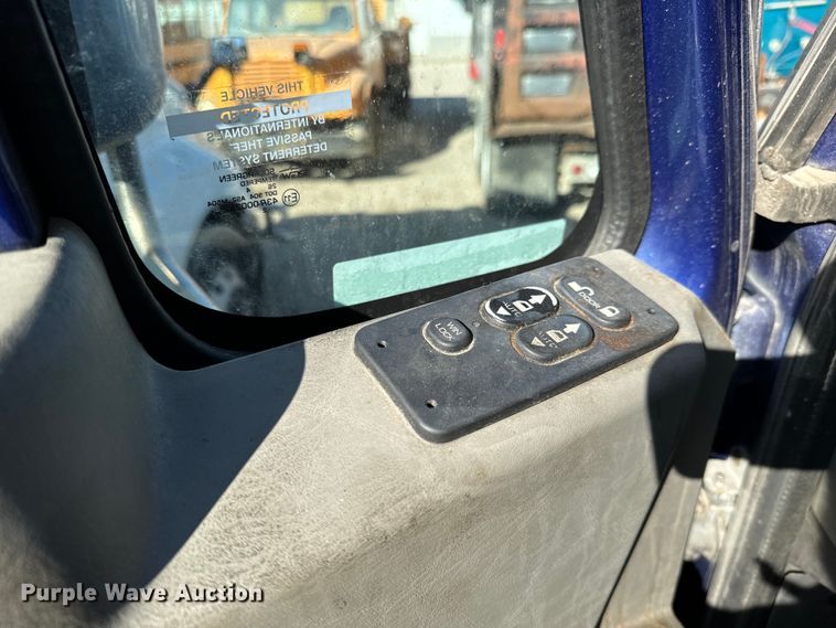 image for item NH9018 2016 International  ProStar Plus 122 semi truck