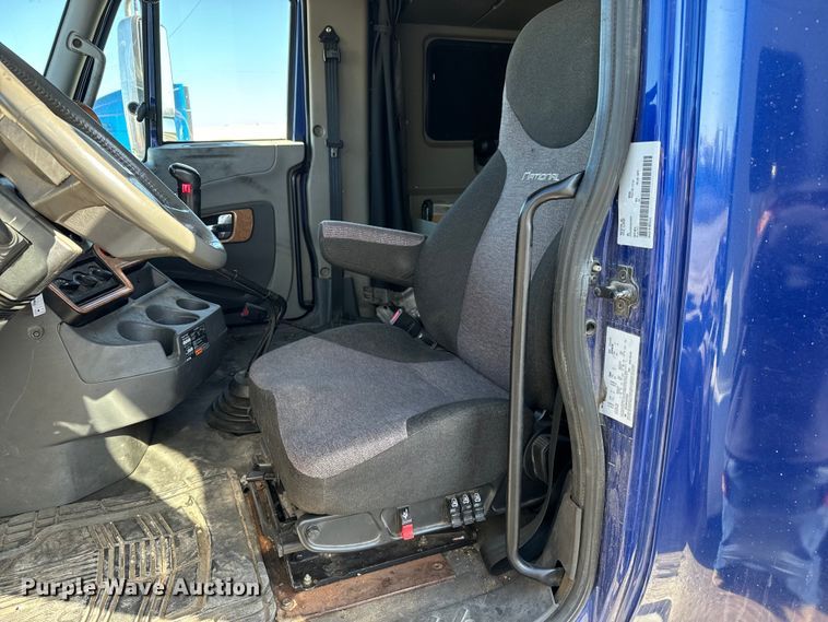 image for item NH9018 2016 International  ProStar Plus 122 semi truck