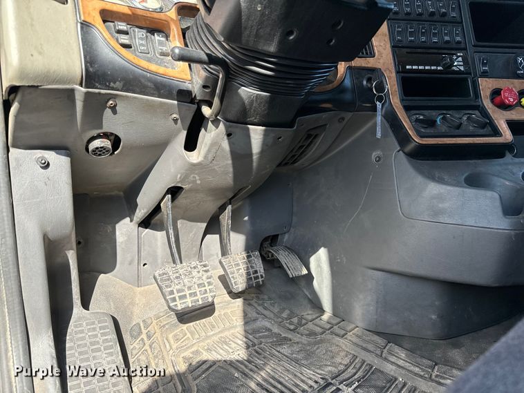 image for item NH9018 2016 International  ProStar Plus 122 semi truck