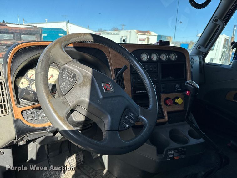 image for item NH9018 2016 International  ProStar Plus 122 semi truck