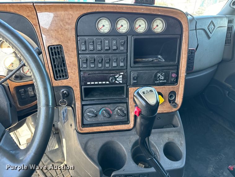 image for item NH9018 2016 International  ProStar Plus 122 semi truck