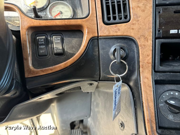 image for item NH9018 2016 International  ProStar Plus 122 semi truck