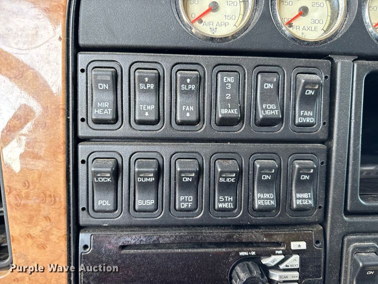 image for item NH9018 2016 International  ProStar Plus 122 semi truck