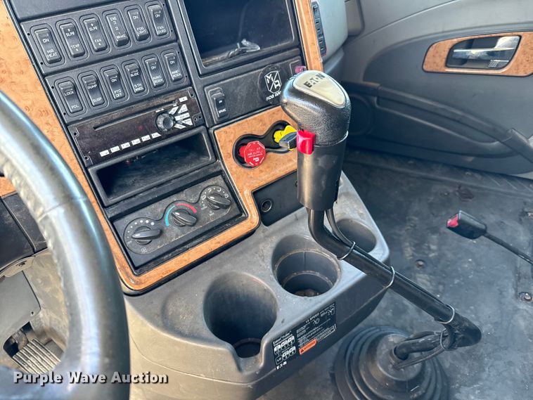 image for item NH9018 2016 International  ProStar Plus 122 semi truck