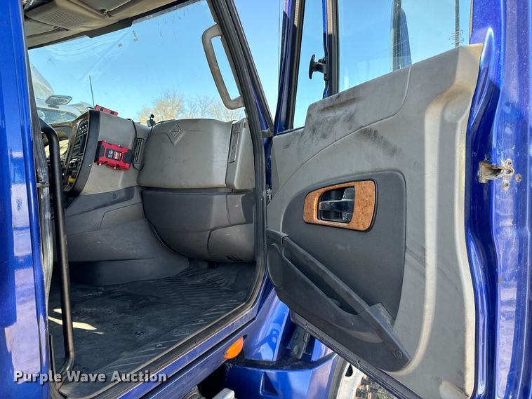 image for item NH9018 2016 International  ProStar Plus 122 semi truck