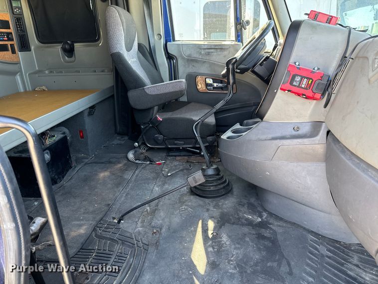 image for item NH9018 2016 International  ProStar Plus 122 semi truck