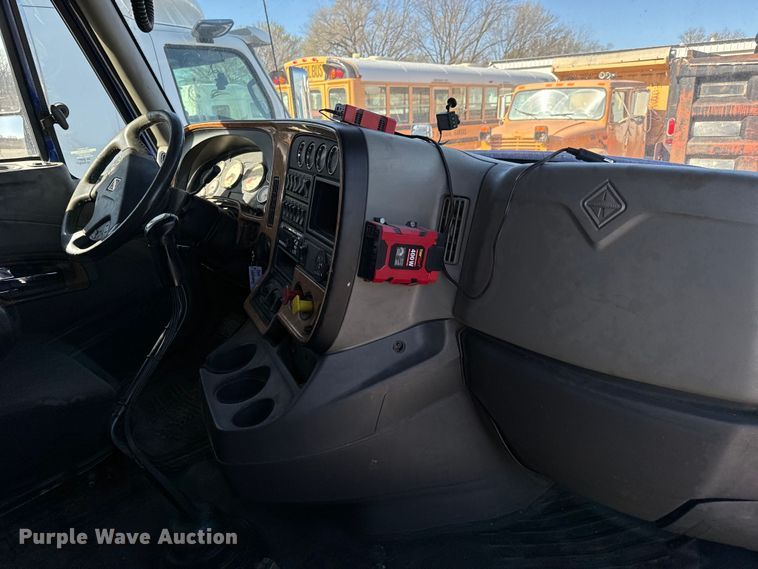 image for item NH9018 2016 International  ProStar Plus 122 semi truck