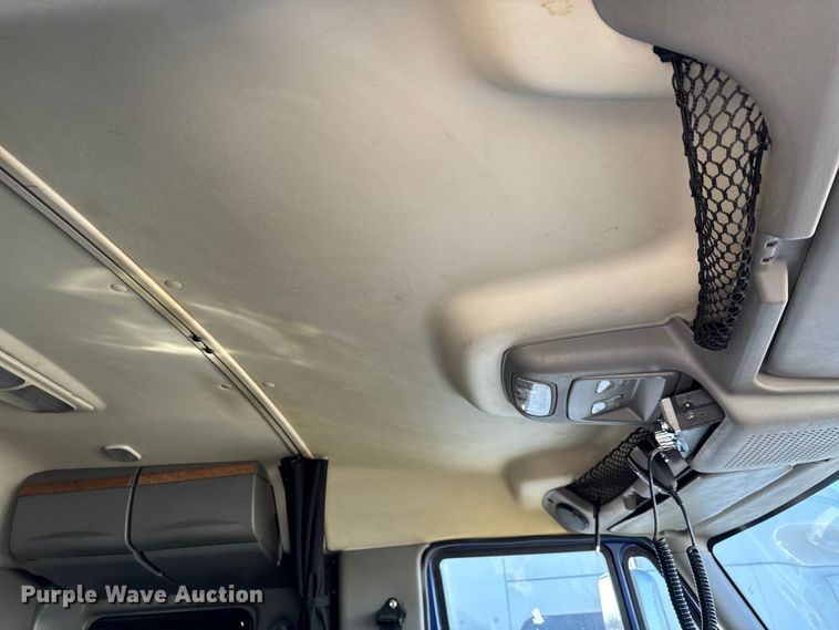 image for item NH9018 2016 International  ProStar Plus 122 semi truck