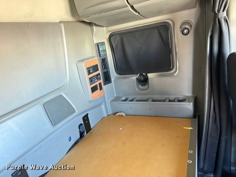 image for item NH9018 2016 International  ProStar Plus 122 semi truck