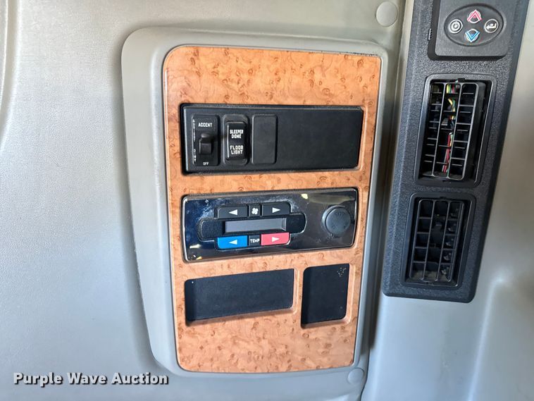 image for item NH9018 2016 International  ProStar Plus 122 semi truck