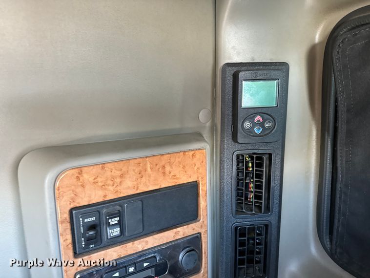 image for item NH9018 2016 International  ProStar Plus 122 semi truck