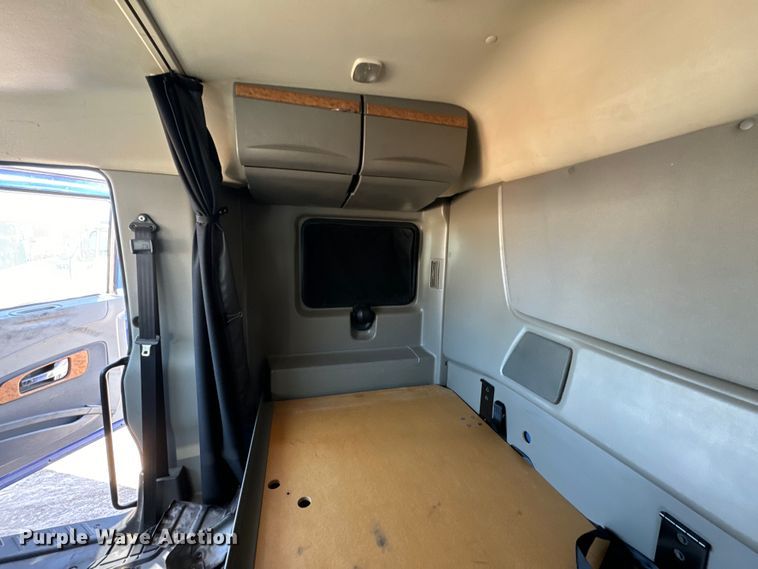 image for item NH9018 2016 International  ProStar Plus 122 semi truck