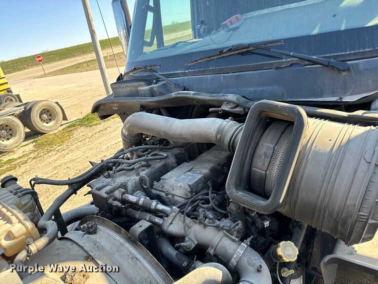 image for item NH9018 2016 International  ProStar Plus 122 semi truck