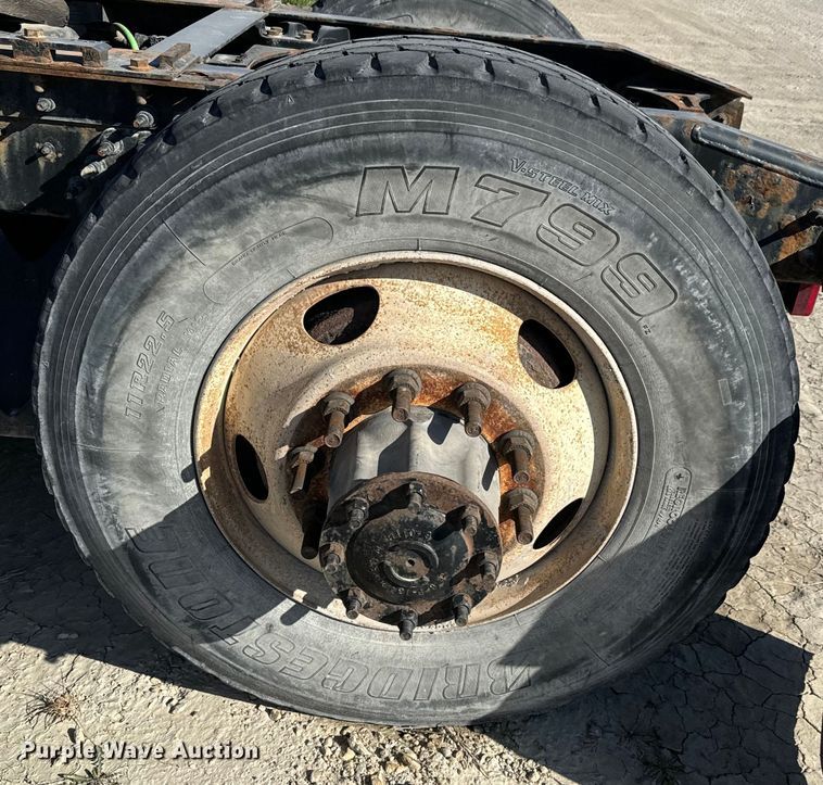 image for item NH9018 2016 International  ProStar Plus 122 semi truck