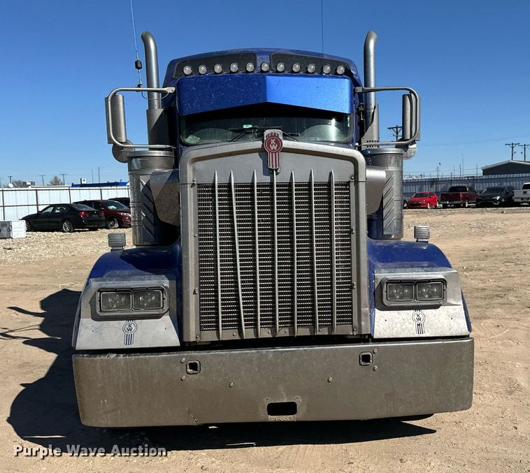 image for item NU9420 2003 Kenworth  W900 semi truck