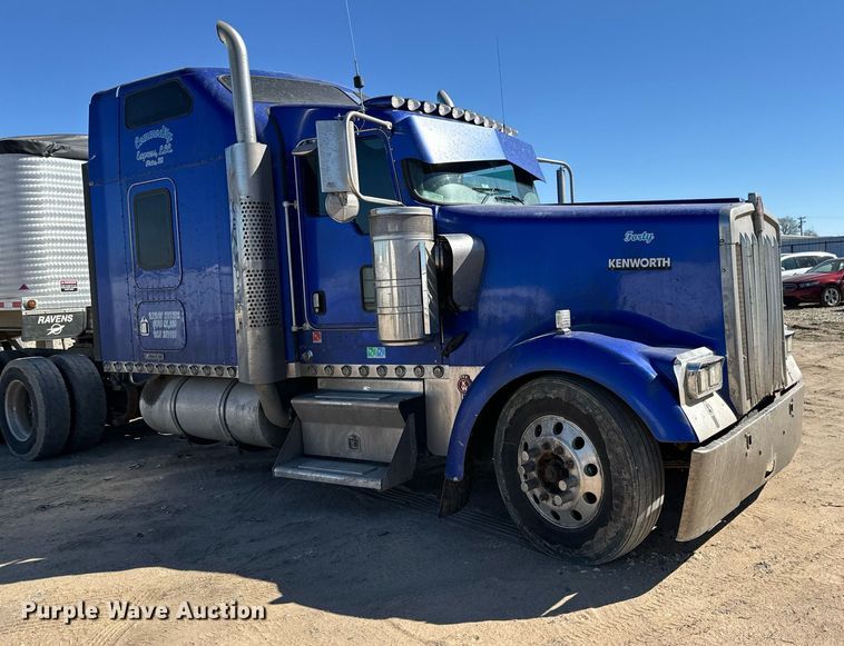 image for item NU9420 2003 Kenworth  W900 semi truck