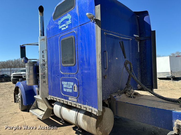 image for item NU9420 2003 Kenworth  W900 semi truck
