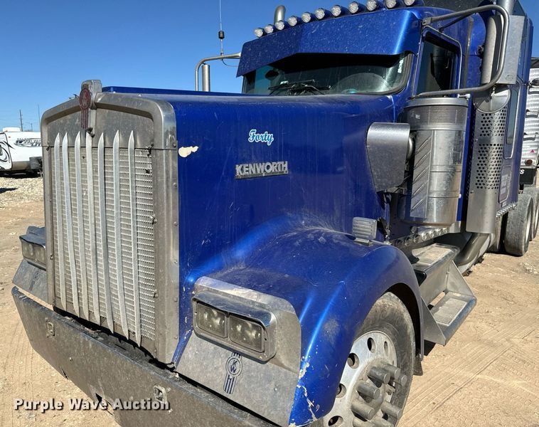 image for item NU9420 2003 Kenworth  W900 semi truck