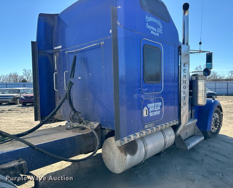 image for item NU9420 2003 Kenworth  W900 semi truck