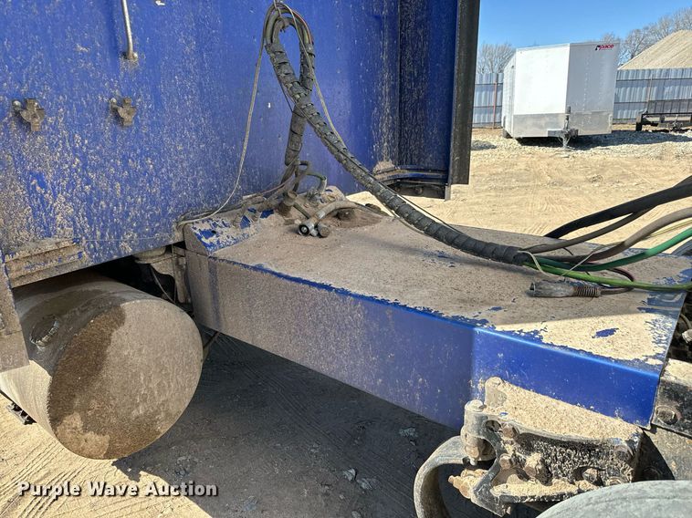 image for item NU9420 2003 Kenworth  W900 semi truck