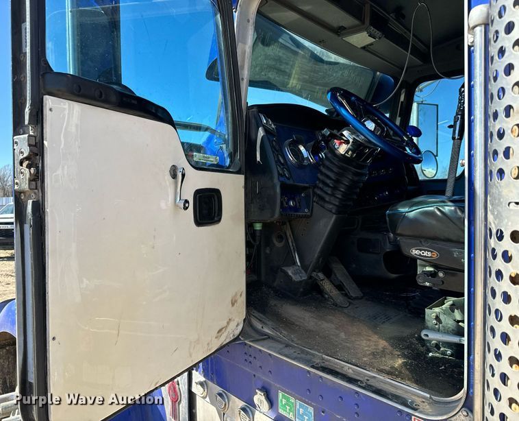 image for item NU9420 2003 Kenworth  W900 semi truck