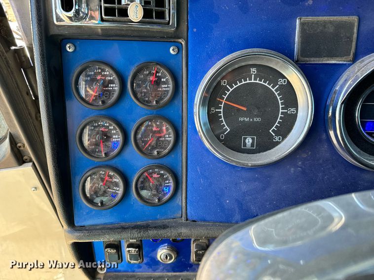 image for item NU9420 2003 Kenworth  W900 semi truck