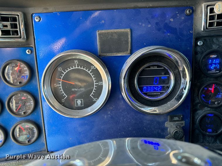 image for item NU9420 2003 Kenworth  W900 semi truck