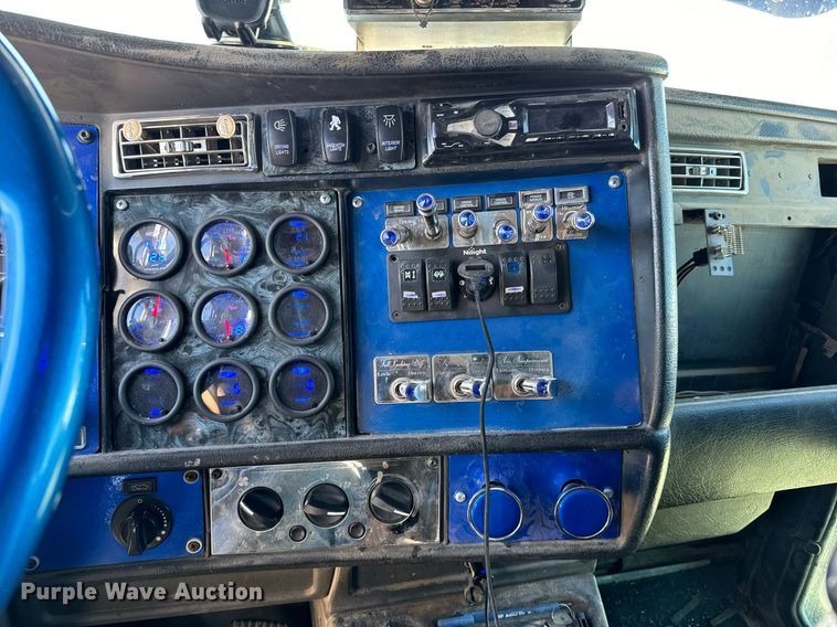 image for item NU9420 2003 Kenworth  W900 semi truck