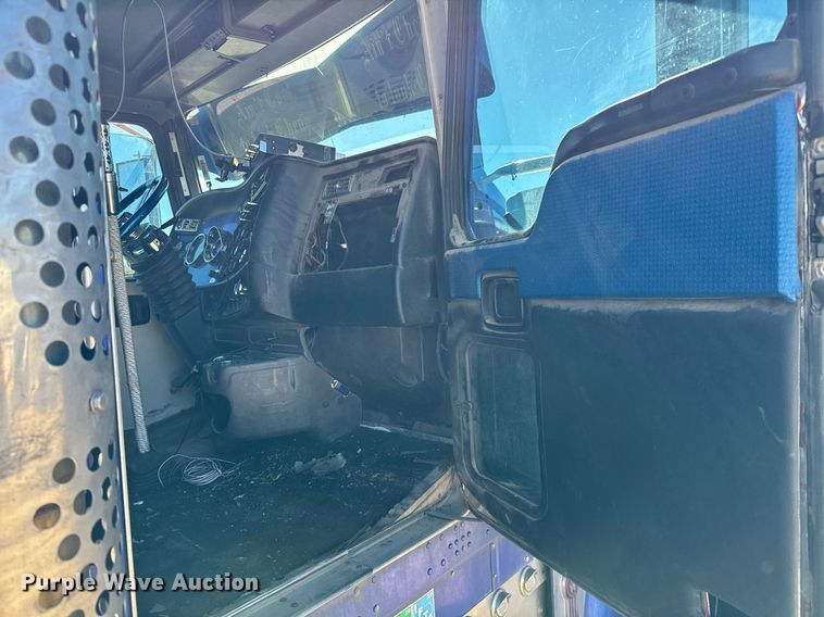 image for item NU9420 2003 Kenworth  W900 semi truck