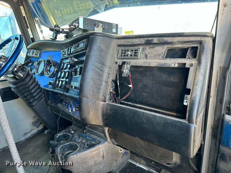 image for item NU9420 2003 Kenworth  W900 semi truck