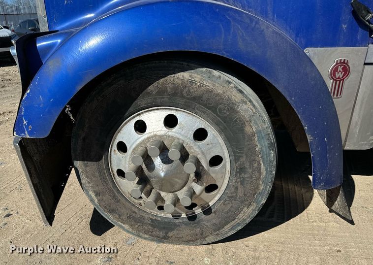 image for item NU9420 2003 Kenworth  W900 semi truck