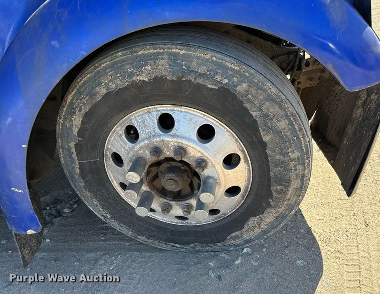 image for item NU9420 2003 Kenworth  W900 semi truck