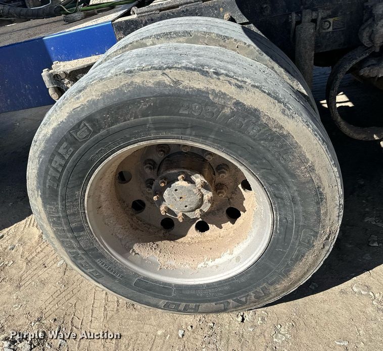 image for item NU9420 2003 Kenworth  W900 semi truck