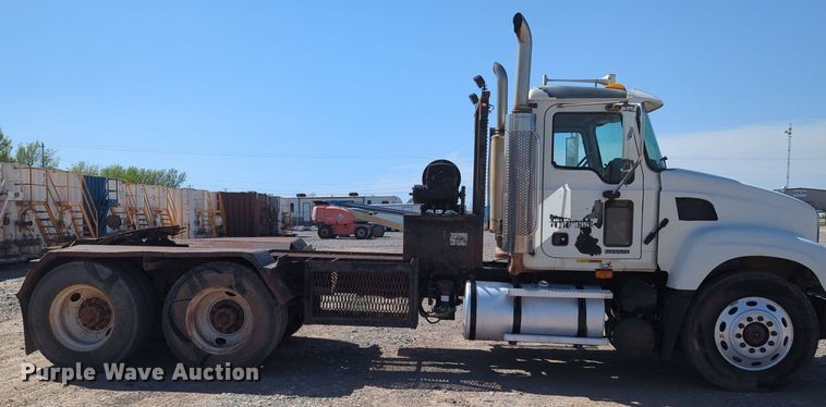 image for item NZ9432 2003 Mack CV713 winch truck