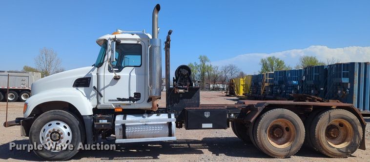 image for item NZ9432 2003 Mack CV713 winch truck