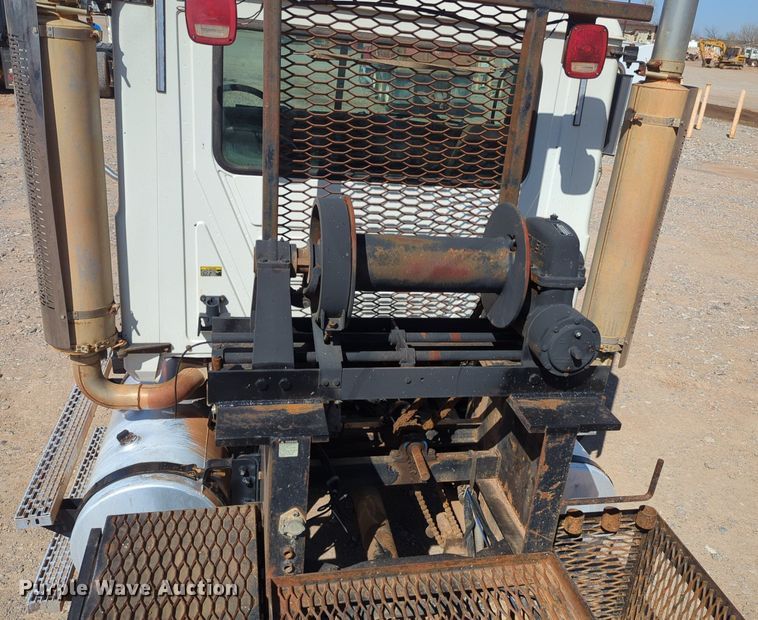 image for item NZ9432 2003 Mack CV713 winch truck