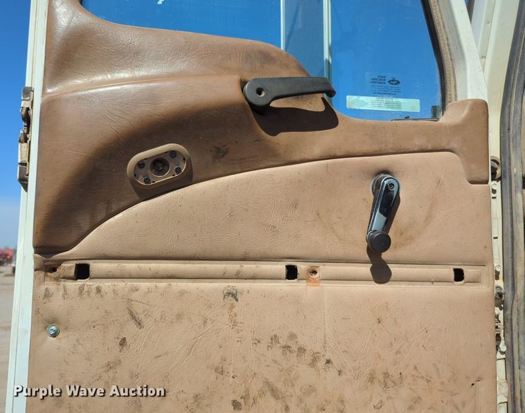 image for item NZ9432 2003 Mack CV713 winch truck