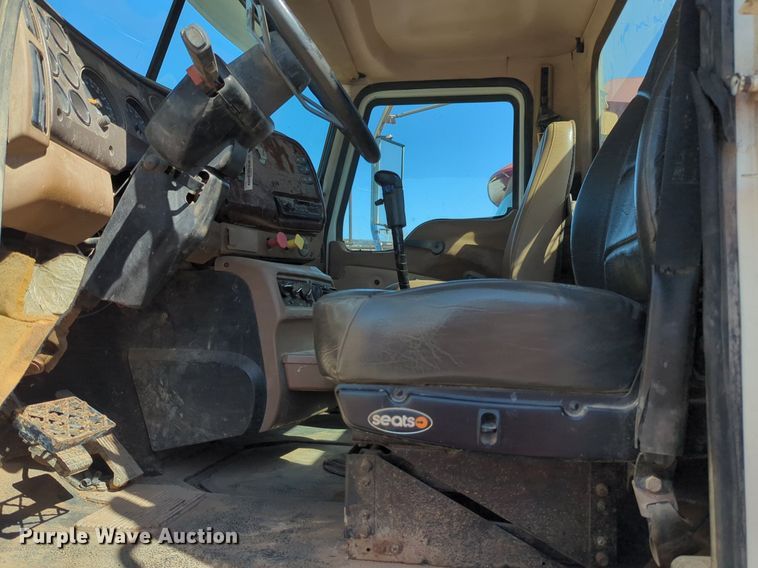 image for item NZ9432 2003 Mack CV713 winch truck