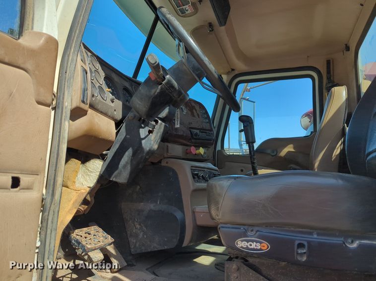 image for item NZ9432 2003 Mack CV713 winch truck