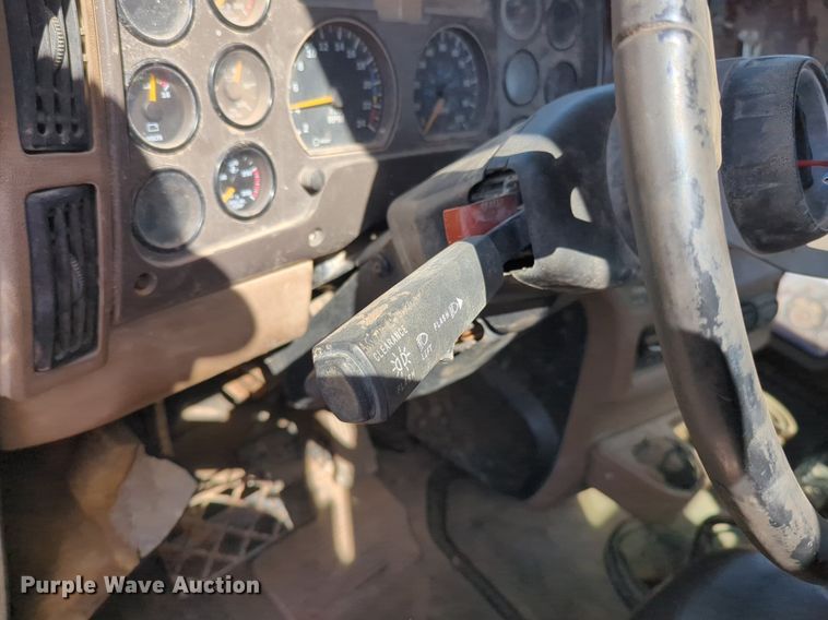 image for item NZ9432 2003 Mack CV713 winch truck