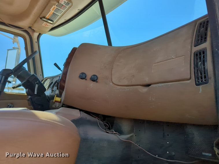 image for item NZ9432 2003 Mack CV713 winch truck