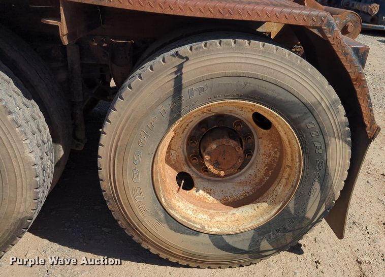 image for item NZ9432 2003 Mack CV713 winch truck