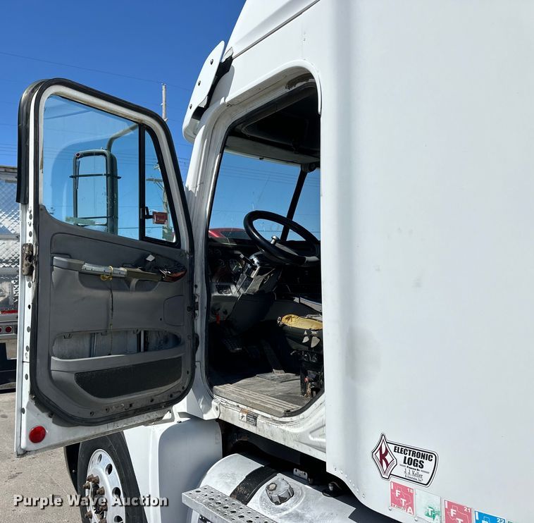 image for item OE9039 2006 Freightliner  Century Class semi truck