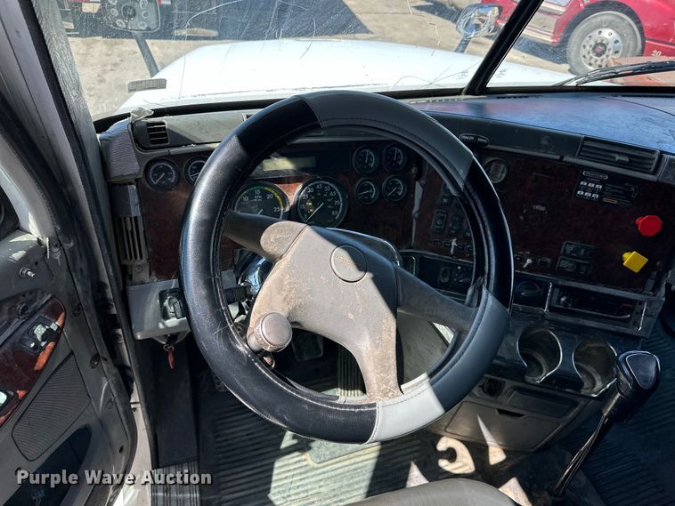 image for item OE9039 2006 Freightliner  Century Class semi truck