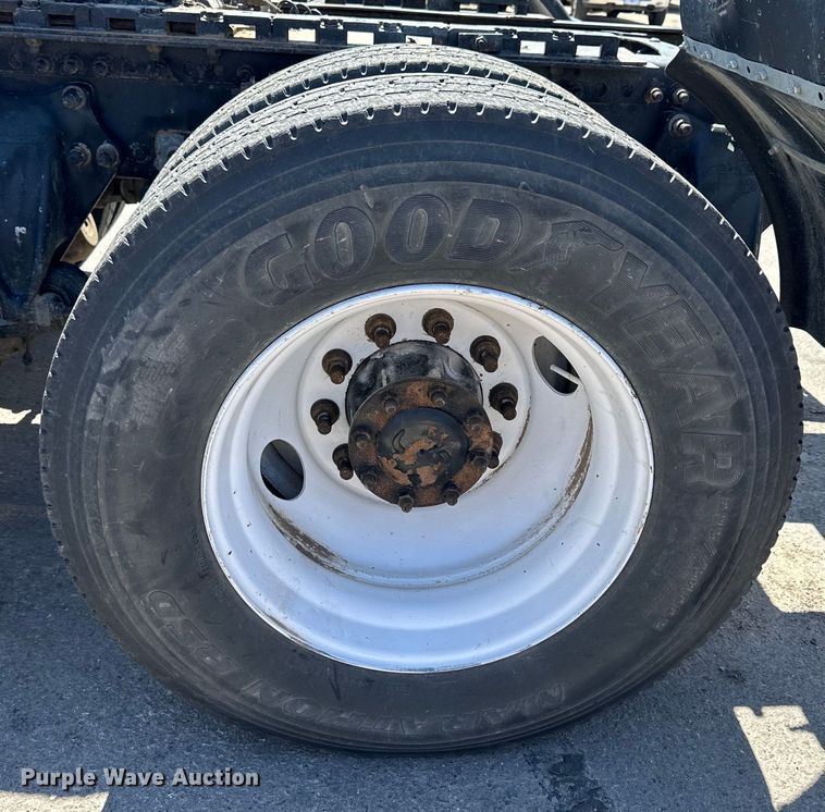 image for item OE9039 2006 Freightliner  Century Class semi truck