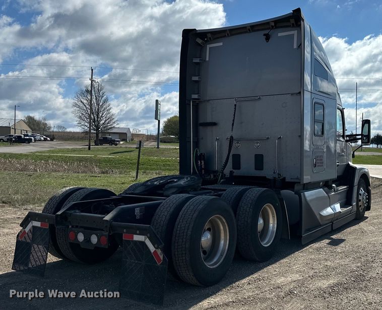 image for item OF9355 2023 Kenworth T680 semi truck