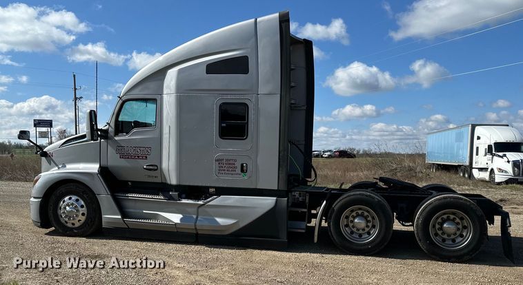 image for item OF9355 2023 Kenworth T680 semi truck