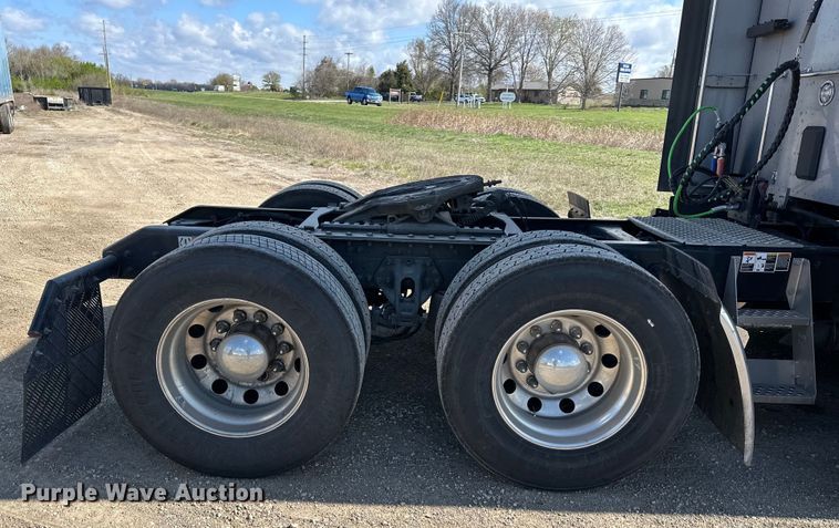 image for item OF9355 2023 Kenworth T680 semi truck