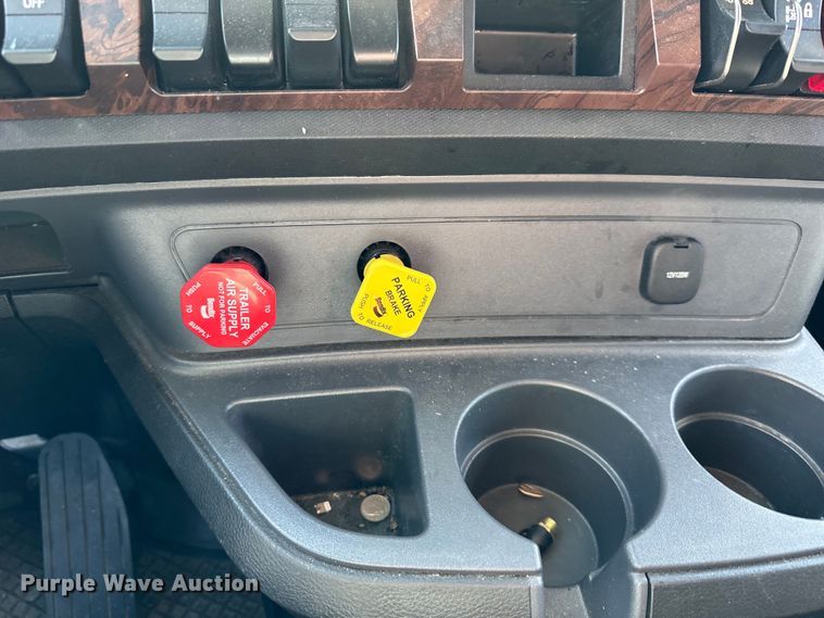 image for item OF9355 2023 Kenworth T680 semi truck