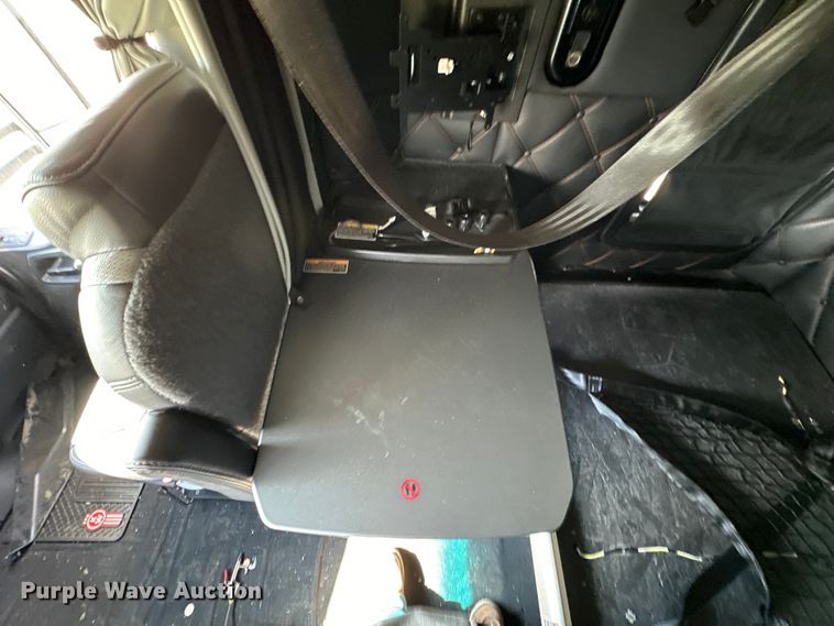 image for item OF9355 2023 Kenworth T680 semi truck